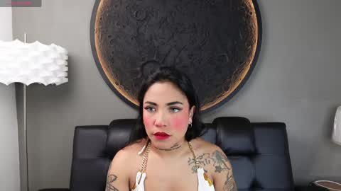 Snapshot of miss_vaiolette chatting on 06-01-26, 11:01 Vaiolette online show from 06-01-26, 11:01