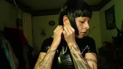 Snapshot of missanarky chatting on 09-17-25, 12:12 Anarkitten online show from 09-17-25, 12:12