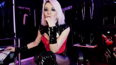 Snapshot of missdarklady chatting on 10-17-25, 12:01 Missdarklady online show from 10-17-25, 12:01