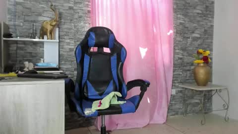 Snapshot of missdeborah20 chatting on 11-12-25, 02:39 missdeborah20 online show from 11-12-25, 02:39