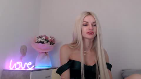 Snapshot of missemma1111 chatting on 12-24-24, 09:55 EMMA online show from 12-24-24, 09:55