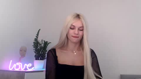 Snapshot of missemma1111 chatting on 12-29-24, 10:03 EMMA online show from 12-29-24, 10:03