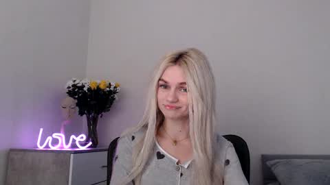 Snapshot of missemma1111 chatting on 02-24-25, 08:47 EMMA online show from 02-24-25, 08:47