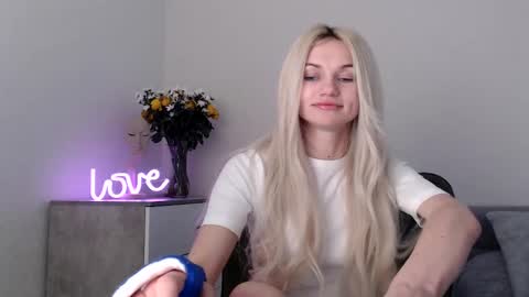 Snapshot of missemma1111 chatting on 03-04-25, 09:32 EMMA online show from 03-04-25, 09:32