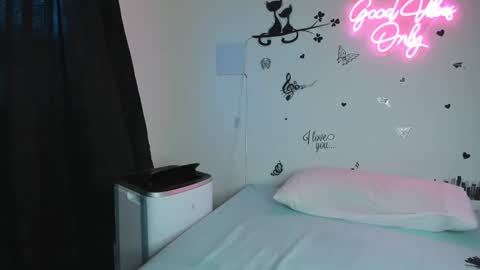 Snapshot of misskarinahilton chatting on 09-13-25, 06:29 MissKarinaHilton online show from 09-13-25, 06:29