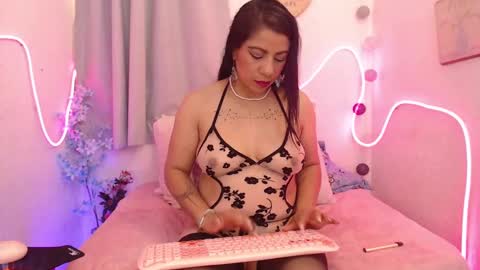 Snapshot of misskendall_hot chatting on 12-31-24, 12:46 online show from 12-31-24, 12:46