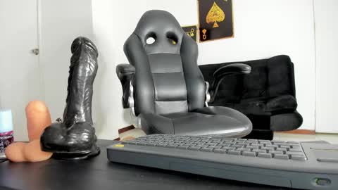 Snapshot of missmartinafeet chatting on 02-13-25, 10:22 Martina online show from 02-13-25, 10:22