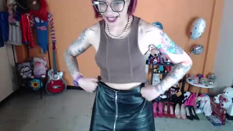 Miss Mia online show from 01-19-25, 04:46