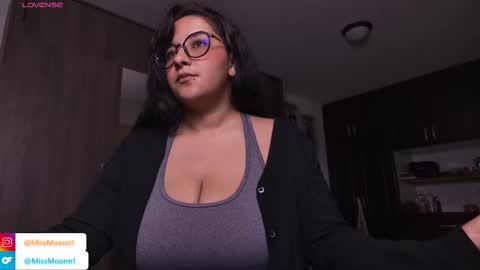 Snapshot of missmoonn chatting on 09-09-25, 02:00 MissMoon online show from 09-09-25, 02:00