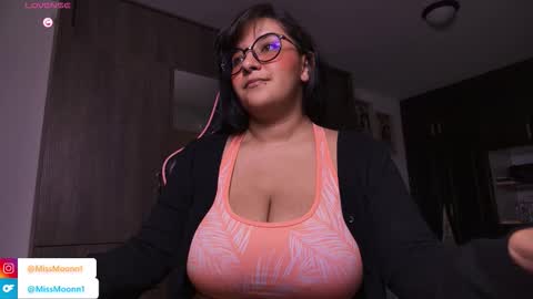 Snapshot of missmoonn chatting on 09-27-25, 02:49 MissMoon online show from 09-27-25, 02:49