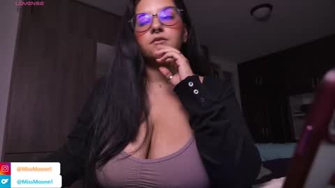 Snapshot of missmoonn chatting on 10-16-25, 01:50 MissMoon online show from 10-16-25, 01:50