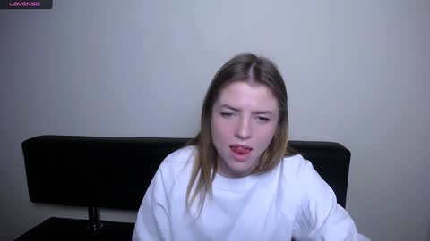 Snapshot of missoliviaa_ chatting on 12-10-24, 01:44 Olivia online show from 12-10-24, 01:44