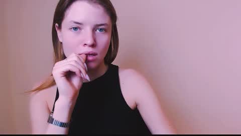 Snapshot of missoliviaa_ chatting on 02-07-25, 12:28 Olivia online show from 02-07-25, 12:28