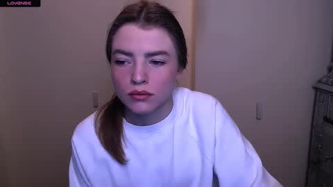 Snapshot of missoliviaa_ chatting on 02-23-25, 08:17 Olivia online show from 02-23-25, 08:17