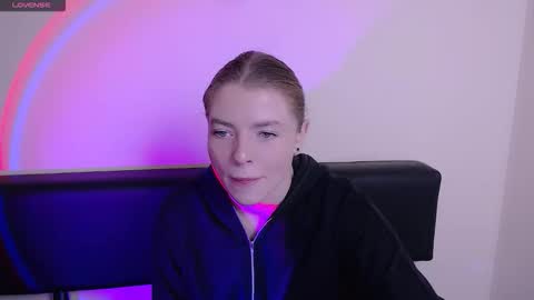 Snapshot of missoliviaa_ chatting on 10-27-25, 12:53 Olivia online show from 10-27-25, 12:53