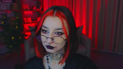 Snapshot of mistress__marcelline chatting on 05-19-26, 01:22 Marcelline online show from 05-19-26, 01:22