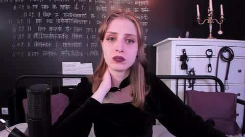 Snapshot of mistress_marlene chatting on 12-28-24, 01:17 Mistress Marlene online show from 12-28-24, 01:17