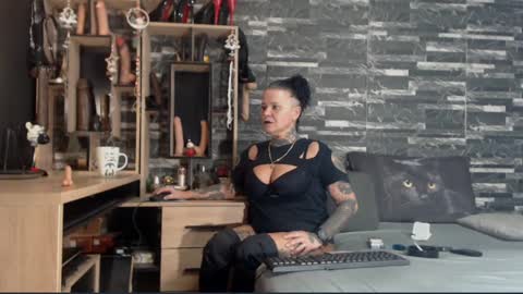 Snapshot of mistress_mirybossy chatting on 12-14-24, 12:33 Mistress Mirybossy online show from 12-14-24, 12:33