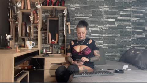 Snapshot of mistress_mirybossy chatting on 12-17-24, 11:27 Mistress Mirybossy online show from 12-17-24, 11:27