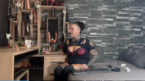 Snapshot of mistress_mirybossy chatting on 12-18-24, 02:32 Mistress Mirybossy online show from 12-18-24, 02:32