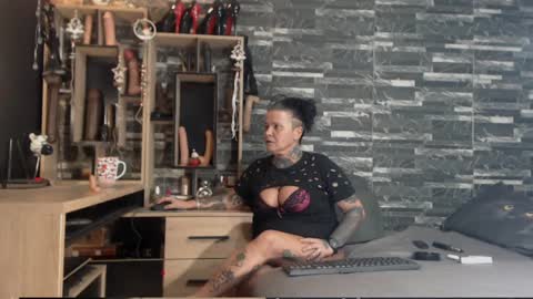 Snapshot of mistress_mirybossy chatting on 12-24-24, 09:17 Mistress Mirybossy online show from 12-24-24, 09:17