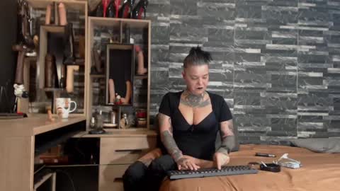 Snapshot of mistress_mirybossy chatting on 01-12-25, 01:32 Mistress Mirybossy online show from 01-12-25, 01:32