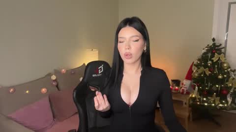 Mia online show from 12-19-25, 10:06