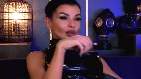Snapshot of mistresselenia chatting on 11-11-25, 03:12 Elenia online show from 11-11-25, 03:12