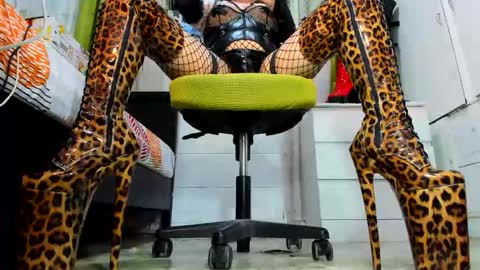 Tiffany online show from 12-22-25, 08:33