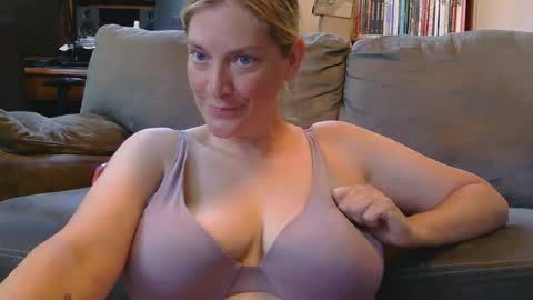 Snapshot of mistymountains96 chatting on 06-30-26, 06:42 Misty Mountains online show from 06-30-26, 06:42