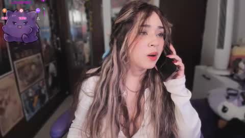 Snapshot of mitsu_dva chatting on 11-26-25, 01:28 Emili online show from 11-26-25, 01:28