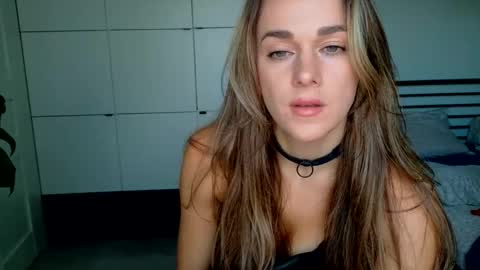 Snapshot of mmminnie chatting on 10-31-25, 02:40 mmminnie online show from 10-31-25, 02:40