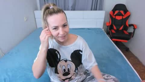 Snapshot of mmmmmargo chatting on 11-12-25, 11:36 Margo online show from 11-12-25, 11:36