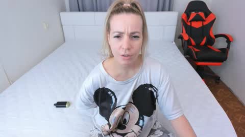 Snapshot of mmmmmargo chatting on 11-19-25, 11:49 Margo online show from 11-19-25, 11:49