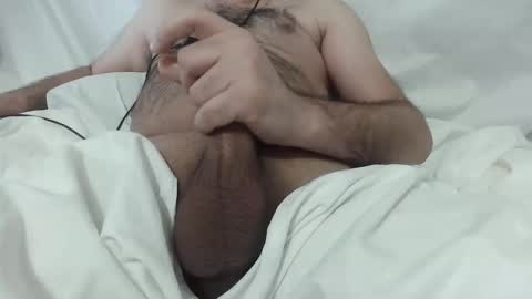 Snapshot of mo0085 chatting on 01-05-26, 11:19 Laith online show from 01-05-26, 11:19