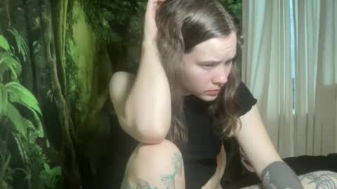 Snapshot of mo0n_goddess chatting on 12-17-25, 12:27 Misty online show from 12-17-25, 12:27