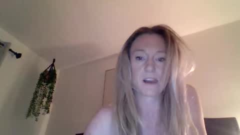 Snapshot of mockingbirds91 chatting on 05-10-26, 04:06 mockingbirds91 online show from 05-10-26, 04:06