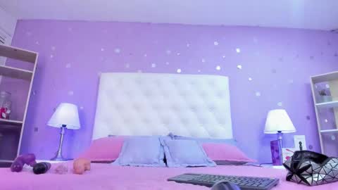 Snapshot of models_sophia chatting on 12-17-25, 07:42 Sophia online show from 12-17-25, 07:42