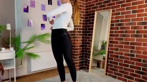 Kylie online show from 09-22-25, 07:27