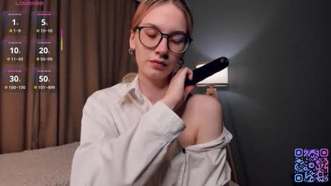 Snapshot of moirebroady chatting on 11-03-25, 01:40 Laura online show from 11-03-25, 01:40