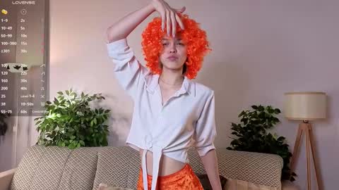 Snapshot of moirebroady chatting on 11-28-25, 11:02 Laura online show from 11-28-25, 11:02