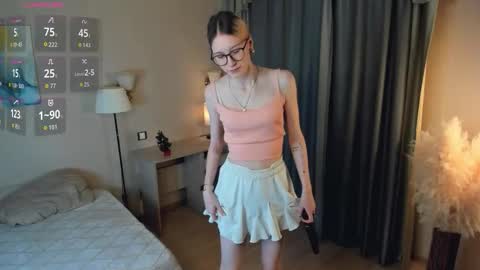 Snapshot of moirebroady chatting on 12-14-25, 01:11 Laura online show from 12-14-25, 01:11