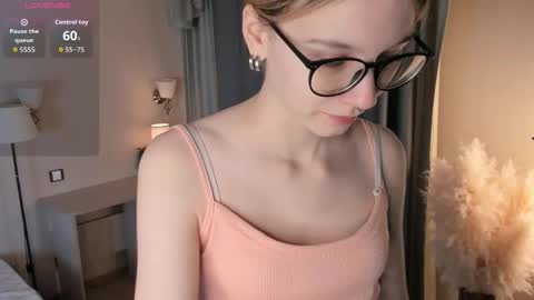 Snapshot of moirebroady chatting on 12-15-25, 01:21 Laura online show from 12-15-25, 01:21