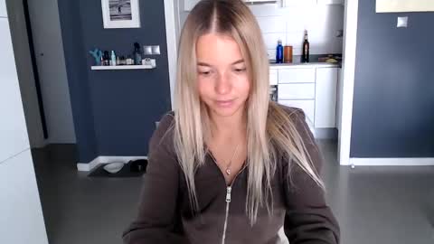 Snapshot of molly_bell chatting on 12-10-24, 01:33 Molly online show from 12-10-24, 01:33