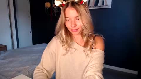 Snapshot of molly_bell chatting on 12-28-24, 12:35 Molly online show from 12-28-24, 12:35