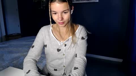 Snapshot of molly_bell chatting on 01-17-25, 01:46 Molly online show from 01-17-25, 01:46
