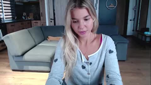 Snapshot of molly_bell chatting on 09-18-25, 11:56 Molly online show from 09-18-25, 11:56