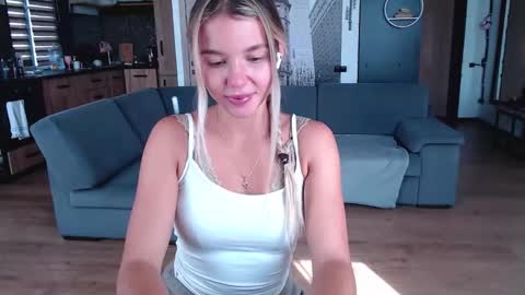 Snapshot of molly_bell chatting on 09-19-25, 10:16 Molly online show from 09-19-25, 10:16