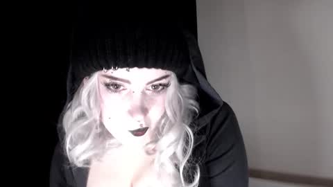 Molly Crow online show from 12-23-25, 03:59