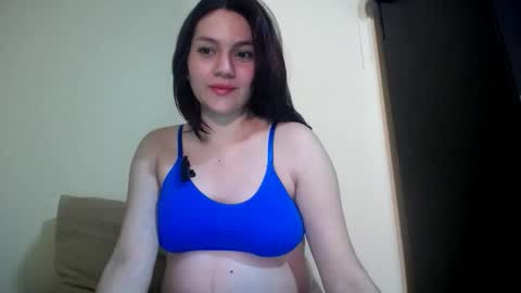 Snapshot of molly_fragance chatting on 10-27-25, 06:23 Molly online show from 10-27-25, 06:23